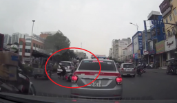 Tạt đầu ô tô, thiếu nữ đi SH khiến người đi cùng đường ngã văng